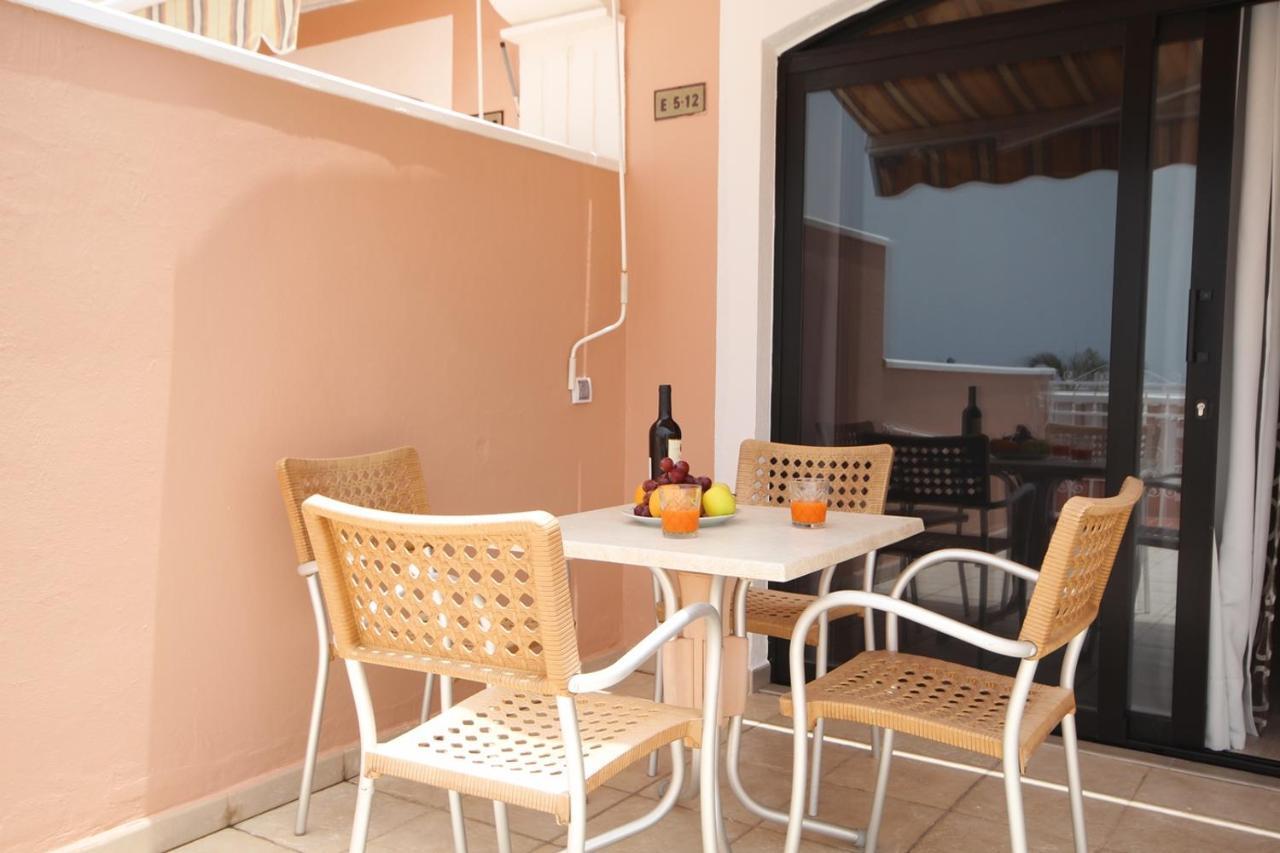 Apartment with terrace on the seafront in Playa Fañabe Costa Adeje  Exterior foto